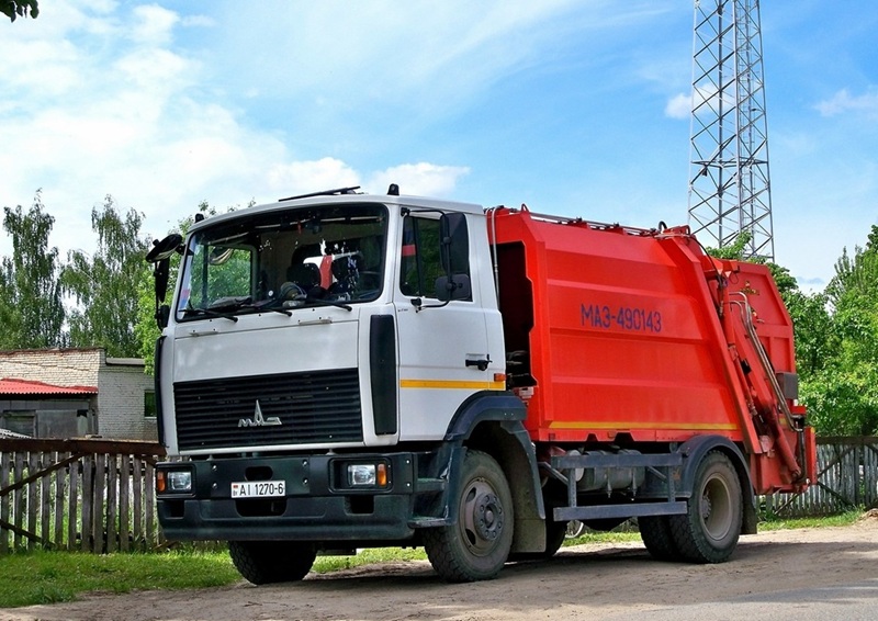 МАЗ-438043